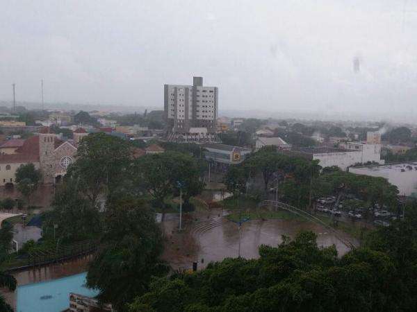 Sensa&ccedil;&atilde;o t&eacute;rmica chega aos 38 &ordm;C e nem chuva ameniza calor&atilde;o