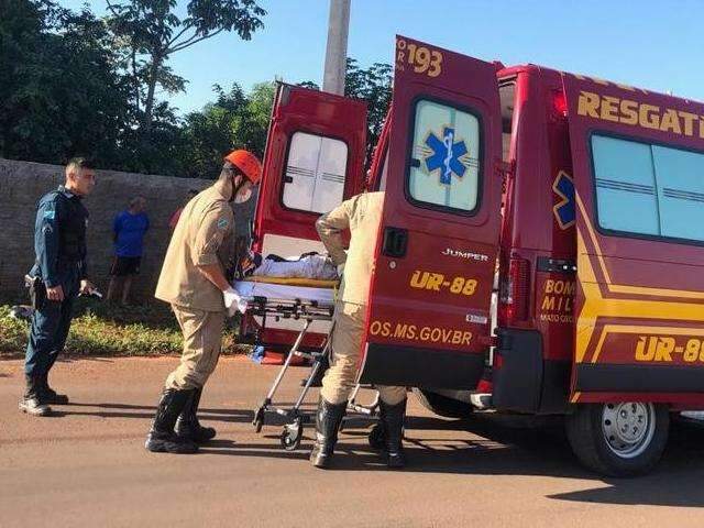 Homem perde controle de motocicleta, arranca placa de sinalização e bate em muro