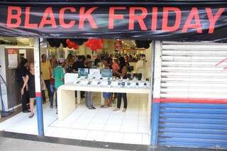 Consumidores estão pesquisando mais antes de comprar durante a Black Friday. (Foto: Marcos Ermínio)