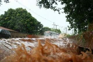 Pancada de chuva rápida causa alagamento de ruas na Capital