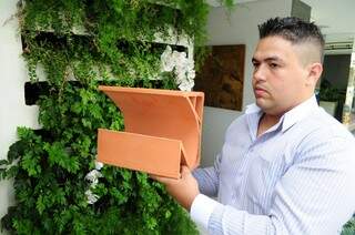 Jozimar exibe um dos blocos feitos especialmente para esse tipo de jardim. (Fotos: Rodrigo Pazinato)