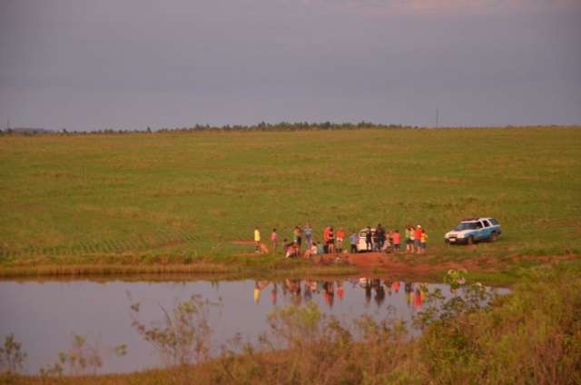 Amigos v&atilde;o a lago se refrescar e menino de 8 anos morre afogado