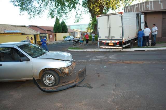 Caminh&atilde;o desrespeita preferencial, bate em carro e derruba muro