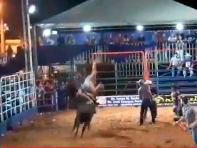 Mulher &quot;voa&quot; depois de ser atingida por touro em prova de rodeio em MS