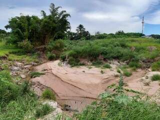 Areia resultado de erosão invadiu leito de Córrego e área de piscinão. (Foto: Humberto Marques)