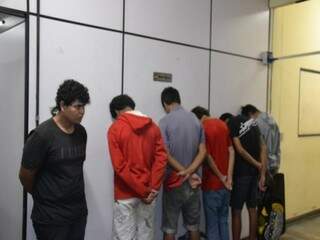 Cinco menores, de costas, foram apreendidos, e um jovem de 18 anos foi preso (Foto: Pedro Peralta)