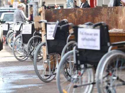 Cadeiras de rodas ocupam vagas de carros para chamar atenção 