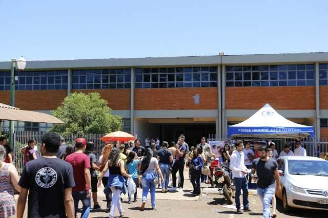 Estudantes chegam atrasados ao Enem e grupo lamenta port&atilde;o fechado