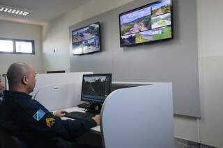 Sala de videomonitoramento no Batalhão da PM em Dourados (Foto: Divulgação)