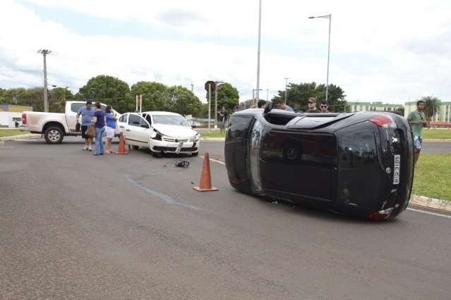 Motorista conversa ao volante, se distrai e provoca acidente