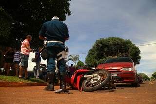 O acidente foi na tarde de ontem (24). O motociclista chegou a ser socorrido, mas morreu. (Foto: Fernando Antunes) 