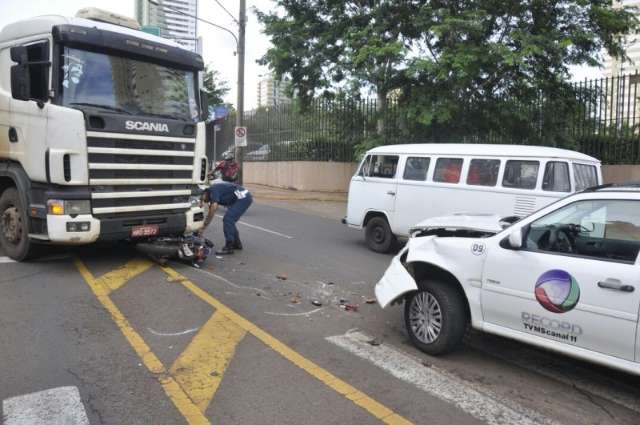 Carreta passa por cima de moto e colide com ve&iacute;culo de emissora na rua Cear&aacute;