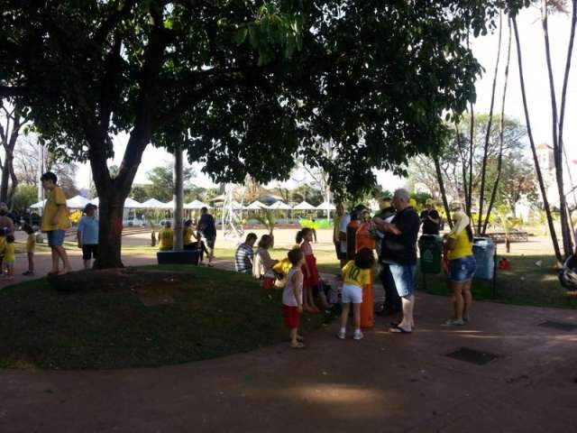 Com menos de 500 pessoas, protesto tem bal&otilde;es com nome de pol&iacute;ticos 