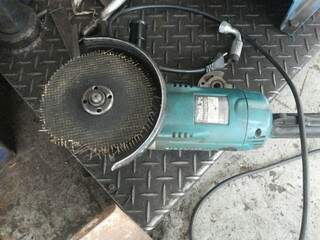 Lixadeira usada durante o trabalho que terminou em acidente (Foto: Kleber Clajus)