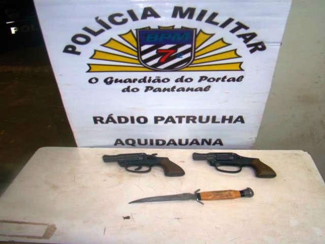  Grupo de adolescentes &eacute; flagrado amea&ccedil;ando moradores com arma de brinquedo