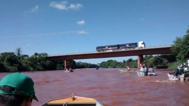 Mutir&atilde;o de 150 pessoas recolhe 5 toneladas de lixo nas margens do Rio Amambai