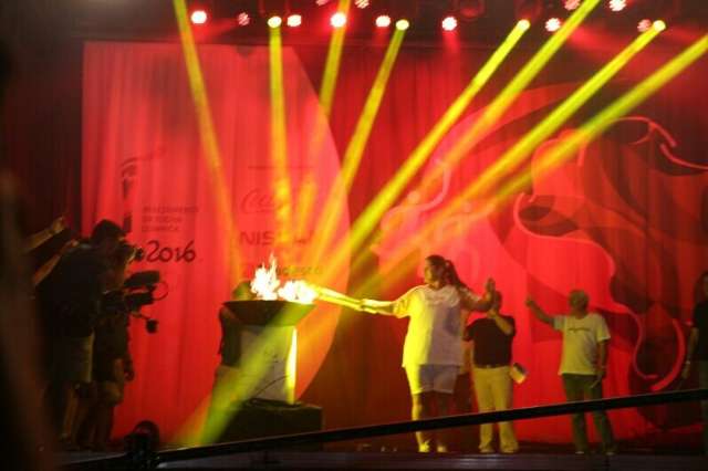 Judoca acende pira ol&iacute;mpica diante de 20 mil pessoas em pra&ccedil;a em Dourados