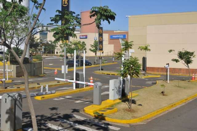 Homem &eacute; rendido em shopping, fica 6 horas em cativeiro e tem carro roubado 