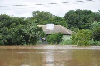 Em quatro horas, nível do rio passou de 8,66 metros para 8,74 metros. (Foto: Karlão/ Buriti News)