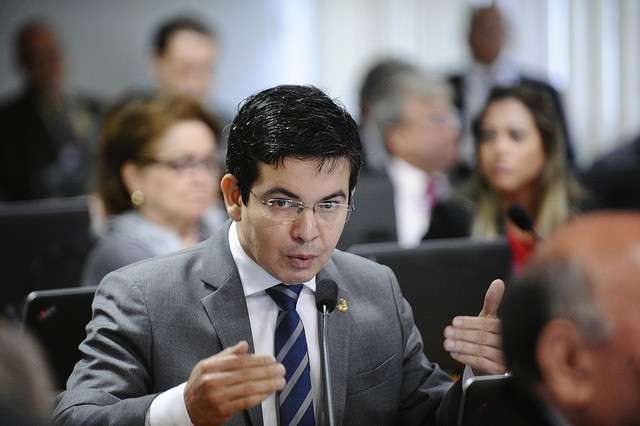 Pol&ecirc;mica sobre voto aberto marca in&iacute;cio de sess&atilde;o que analisa pris&atilde;o de Delcidio