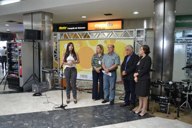 Capital p&otilde;e m&uacute;sica no aeroporto e espera receber 70 mil durante a Copa