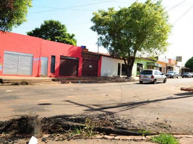 Confus&atilde;o envolvendo arma tem rua interditada por grupo de 50 pessoas