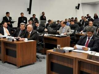 Deputados estaduais durante sessão, na Assembleia (Foto: Luciana Nassar/ALMS)