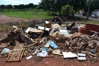 No campo de futebol desativado são vários montes de lixo. Neste tem até sofá. (Foto: Simão Nogueira)