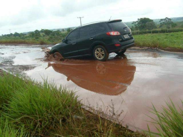 Ve&iacute;culos atolam em buraco na BR-163, na divisa com PR