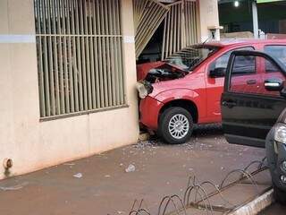 Dupla armada rende homem, rouba carro e destroi muro de loja durante fuga 