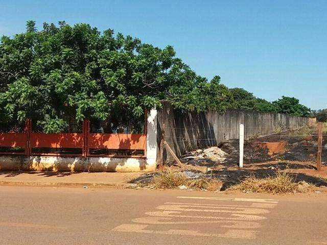 Fogo em terreno baldio ao lado de Ceinf no Caiob&aacute; assusta funcion&aacute;rios 