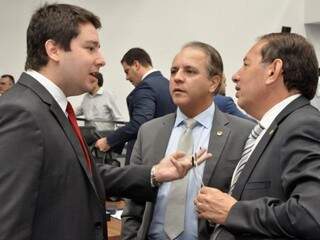 Deputados João Henrique Catan (PR), Coronel David (PSL) e Gerson Claro (PP), durante sessão (Foto: Assessoria/ALMS)