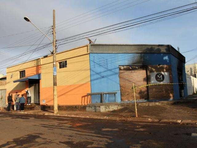 Pr&eacute;dios pegam fogo ap&oacute;s furto e suspeita &eacute; de inc&ecirc;ndio criminoso