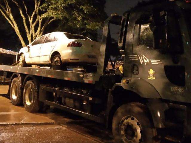 Motorista do tr&aacute;fico capota Voyage roubado com 700 quilos de maconha