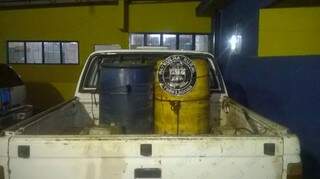 Óleo diesel era transportado em tambores na carroceria de uma caminhonete. (Foto: Rádio Caçula)