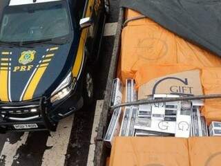 Caminhão estava abarrotado de contrabando. (Foto: Divulgação/PRF)