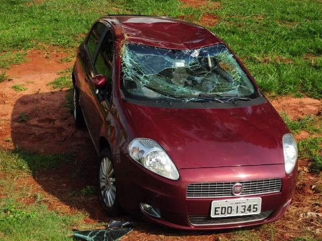 Colis&atilde;o com carreta faz carro capotar e parar fora da pista na Duque de Caxias