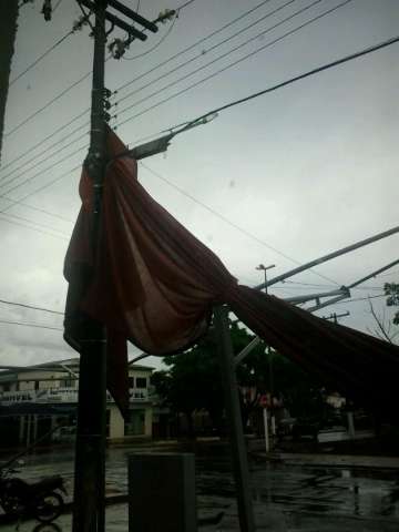 Temporal derruba &aacute;rvores, interdita ruas e deixa preju&iacute;zos para moradores