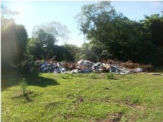 Em área de chácara, proprietária mantinha um lixão com grande quantidade de resíduos (Foto: Divulgação)