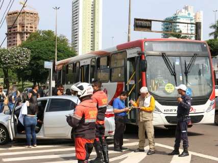 Passageiras ficam feridas em acidente entre ônibus e carro na Afonso Pena 