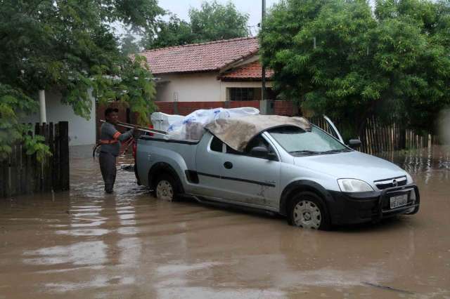 Tr&ecirc;s dias de chuva deixa estragos e pelo menos 60 casas inundadas 