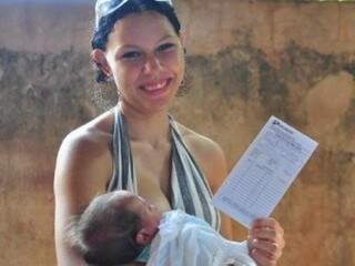 Dia em que Pâmela, com o bebê &quot;Enem&quot; nos braços, realizou a prova, mesma data aplicada nos presídios. (Foto: Arquivo/Luciano Muta)