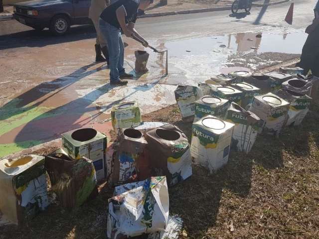 Carroceria de caminh&atilde;o abre e 30 latas de tinta caem na Manoel da Costa Lima 