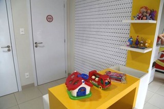 Lugar tem brinquedos para as crianças.