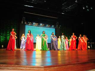As 17 candidatas em trajes de gala. (Foto: Rodrigo Pazinato)