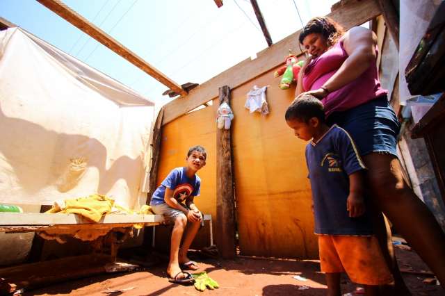 Devastados por temporal, moradores do Portal Caiob&aacute; agradecem pelo sol 