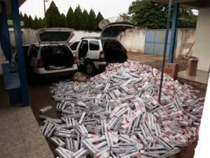  Motoristas abandonam dois carros abarrotados de cigarros