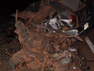 Acidente entre carro e caminhonete mata uma pessoa e fere 5 na BR-060