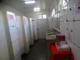 No banheiro alunas colocaram até absorvente. (Foto: Carlos Augusto Sá)