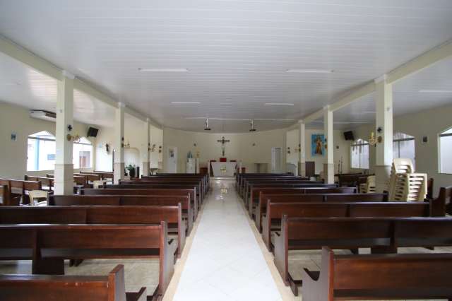 Prefeitura coloca terreno &agrave; venda e comunidade pode perder igreja